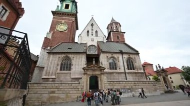 Krakow, Polonya - 08 Temmuz 2025: Turistler tarihi Wawel Kraliyet Katedrali ve Basilikası 'na, ikonik bir mimari mucizeye, Aziz Stanislaus ve Aziz Wenceslaus' un Archthedral Bazilikası 'na hayran kaldılar.