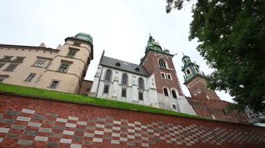 Krakow, Polonya 'ya tepeden bakan görkemli Wawel Kraliyet Kalesi ve Katedrali, yüzyılların tarihi ve mimarisini gözler önüne seriyor..