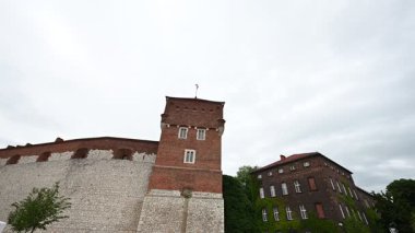 Tarihsel Wawel Kalesi duvarları ve kulesi Polonya 'nın Krakow şehrinde zamansız bir mimari güzelliği sunar..