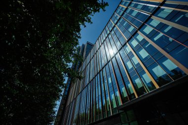 Polonya, Varşova 'daki cam cephe binası güneşli bir günde modern mimari tarzını sergiliyor..