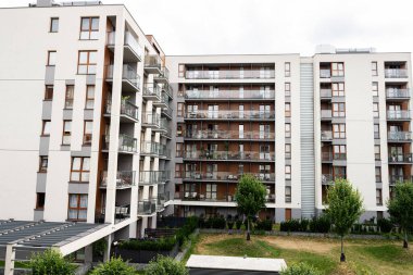 Krakow, Polonya - 08 Temmuz 2025: Polonya 'nın Krakow kentindeki balkon ve yeşilliklerin yer aldığı çağdaş apartman kompleksi.