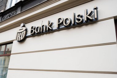 Krakow, Polonya - 08 Temmuz 2025: Polonya 'nın Krakow kentinde belirgin bir tabela ile modern PKO Bank Polski dış görünüşü