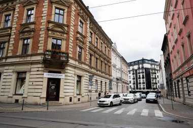 Krakow, Polonya - 08 Temmuz 2025: Krzywa sokağı manzarası Krakow, Polonya 'da geleneksel mimari ve hareketlilik