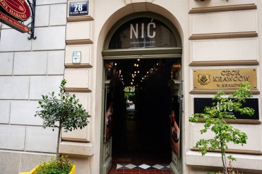 Krakow, Polonya - 08 Temmuz 2025: Polonya 'nın Krakow kentinde bulunan Nic popüler kafe ve kitapçıya aydınlatılmış giriş.