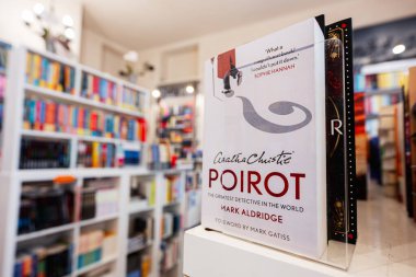 Krakow, Polonya - 8 Temmuz 2025: Agatha Christie 'nin Krakow' daki bir kitapçıda yazdığı Poirot kitabına odaklanma