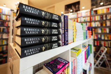 Krakow, Polonya - 08 Temmuz 2025: Renkli kitapları olan bir kitapçı Rebecca Yarros Onyx Storm koleksiyonu ve kitap yığınları