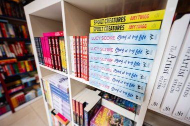 Krakow, Polonya - 08 Temmuz 2025: Lucy Score kitaplarına yakın çekim, hayatımın hikayesi kitapçıda düzgünce düzenlendi.