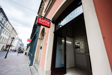 Krakow, Polonya - 08 Temmuz 2025: Krakow 'da tarihi bir cadde boyunca kurulmuş canlı bir döviz bürosu.