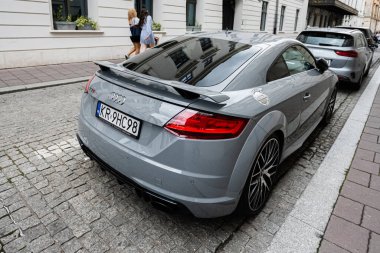 Krakow, Polonya - 08 Temmuz 2025: Gri spor Audi TT RS arabası Polonya 'nın Krakow şehrinde kaldırım taşlarının üzerine park edildi.