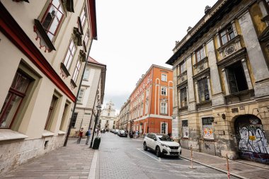 Krakow, Polonya - 08 Temmuz 2025: Krakow 'daki tarihi Sw. Jana ve Sw. Marka sokak sahnesi, klasik mimari ve kentsel yaşamı gözler önüne seriyor.