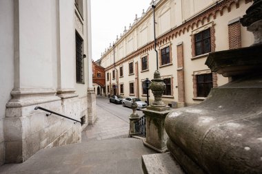 Krakow, Polonya - 08 Temmuz 2025: Krakow, Polonya 'da tarihi binalarla çevrili kaldırım taşı caddesi, klasik mimari sergileniyor