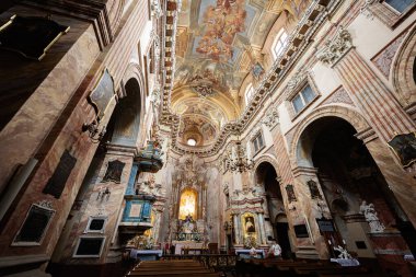 Krakow, Polonya - 08 Temmuz 2025: Polonya 'nın Krakow kentinde dekoratif mimari ve güzel sanatlarla süslenmiş Tarihi Şekil Değiştirme Kilisesi katedrali.