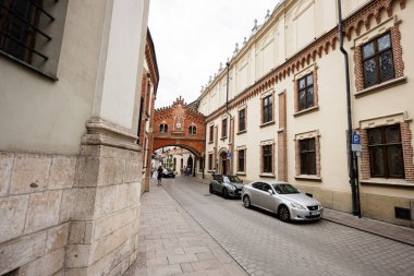 Krakow, Polonya - 08 Temmuz 2025: Polonya 'nın Krakow şehrinde tarihi bir caddenin görüntüsü,.