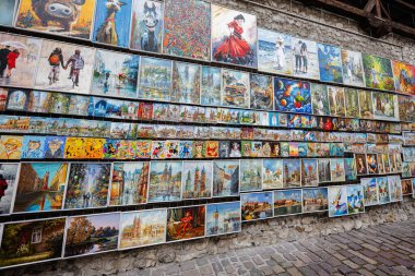 Krakow, Polonya - 08 Temmuz 2025: Polonya 'nın Krakow şehrinde çeşitli tabloların yer aldığı canlı sanatsal sergi.