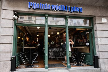 Krakow, Polonya - 08 Temmuz 2025: Krakow, Polonya 'da otantik bar dekorasyonu sıcak ve davetkar atmosferini gözler önüne seriyor.