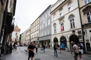 Krakow, Polonya - 08 Temmuz 2025: Krakow, Polonya 'da manzaralı bir Florianska caddesi, tarihi mimarisini ve canlı atmosferini gözler önüne seriyor.