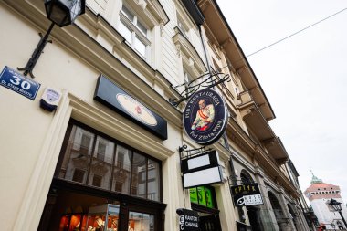 Krakow, Polonya - 08 Temmuz 2025: Polonya 'nın tarihi Krakow kentindeki Florianska Caddesi üzerindeki Pub Pod Zlota Pipa tabelası ve mağazaları