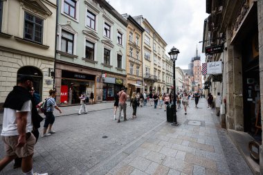 Krakow, Polonya - 08 Temmuz 2025: Krakow 'da insanlar, tarihi mimari ve canlı bir atmosfer ile açık hava manzarası.