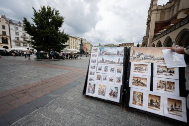Krakow, Polonya - 8 Temmuz 2025: Polonya 'nın kalabalık caddelerinde sanatsal tuvaller sergilendi.