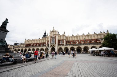 Krakow, Polonya - 8 Temmuz 2025: Krakow meydanındaki Sukiennice Kumaş Salonu, bu ikonik tarihi simgeyi keşfeden insanlar