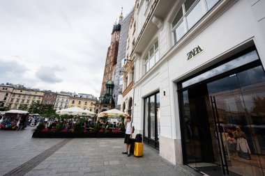 Krakow, Polonya - 08 Temmuz 2025: Krakow, Polonya 'da sokak manzarası kültür, Zara mimarisi ve günlük faaliyetler 