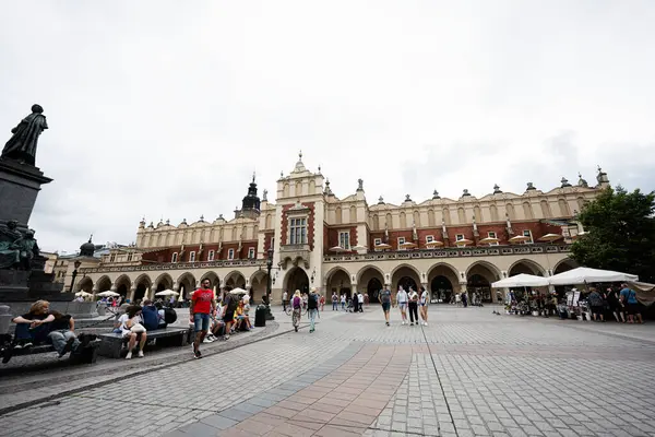 Krakow, Polonya - 8 Temmuz 2025: Krakow meydanındaki Sukiennice Kumaş Salonu, bu ikonik tarihi simgeyi keşfeden insanlar