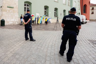 Krakow, Polonya - 8 Temmuz 2025: Polonya polisi meydanda küçük bir protesto gösterisi düzenledi.