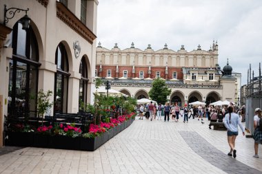 Krakow, Polonya - 08 Temmuz 2025: Polonya 'nın Krakow kentinde tarihi mimari eserlerle dolu bir meydan