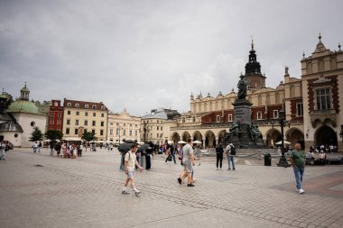 Krakow, Polonya - 08 Temmuz 2025: Polonya 'nın Krakow kentinde tarihi mimari ve canlı bir atmosfere sahip kalabalık ana meydanı