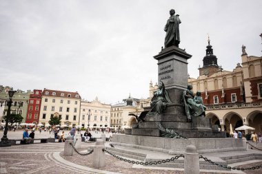 Krakow, Polonya - 08 Temmuz 2025: Krakow pazar meydanındaki anıt, tarihi mimari ve yerel manzara sergileniyor