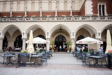 Krakow, Polonya - 8 Temmuz 2025: Polonya 'nın Krakow kentinde tarihi bir binanın cephesine bakan büyüleyici bir açık hava J. Noworolsky kafesi.