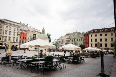 Krakow, Polonya - 8 Temmuz 2025: Krakow 'da açık kafeler, dikkat çekici mimari ve canlı bir atmosferi olan büyüleyici bir meydan.