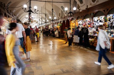 Krakow, Polonya - 08 Temmuz 2025: Krakow 'da gezici kazı yapan ziyaretçilerin bulunduğu tarihi bir binanın içindeki canlı pazar atmosferi.