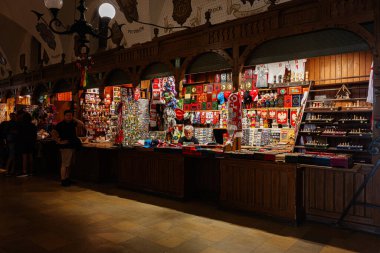 Krakow, Polonya - 08 Temmuz 2025: Polonya 'nın Krakow kentinde geleneksel el sanatları ve hediyelerin sergilendiği renkli pazar tezgahı