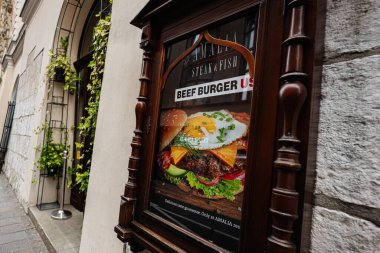 Krakow, Polonya - 8 Temmuz 2025: Amalia reklam panosu Polonya 'nın Krakow kentindeki bir biftek restoranı için lezzetli bir sığır burger sergiliyor