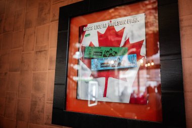 Krakow, Polonya - 08 Temmuz 2025: OASIS: Molson Park 1996, Toronto, Ontario, Kanada. Polonya 'nın Krakow şehrinde konser biletleri ve Kanada bayrak dekoru sergilendi.