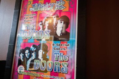 Krakow, Polonya - 08 Temmuz 2025: Polonya 'nın Krakow kentindeki bir kafede renkli bir klasik konser posteri, müzik efsaneleri The Byrds and The Doors, Buffalo Springfield. 