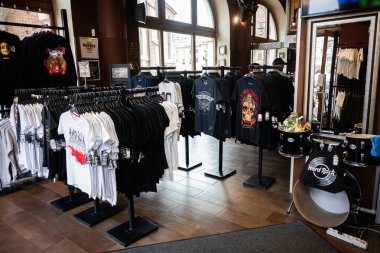 Krakow, Polonya - 08 Temmuz 2025: Krakow, Polonya 'da giysi sergisi Hard Rock ürünleri ve markalı giysileri gösteriyor.