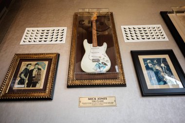 Krakow, Polonya - 08 Temmuz 2025: The Clash Fender Stratocaster gitarından Mick Jones 'a 