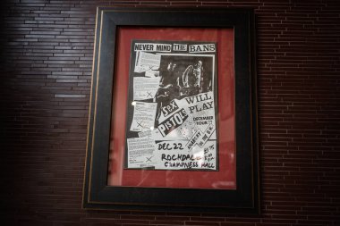 Krakow, Polonya - 08 Temmuz 2025: Polonya 'nın Krakow kentinde sergilenen cesur metin içeren çerçeveli klasik konser posteri. Yasakları, Sex Pistols 'ı boş ver. Rochdale Şampanya Salonu. 