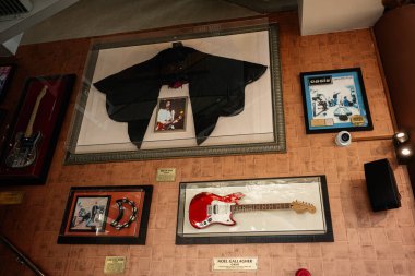 Krakow, Polonya - 08 Temmuz 2025: Krakow 'da Hard Rock' ta sergilenen bir müzik koleksiyonu.