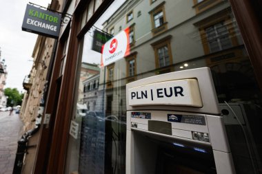 Krakow, Polonya - 08 Temmuz 2025: Krakow 'da PLN ve EUR hizmetleri sunan Euronet ATM' nin yakın görüntüsü.
