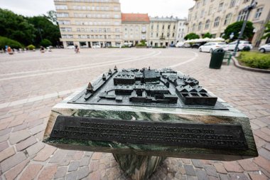 Krakow, Polonya - 08 Temmuz 2025: Tarihsel mimari model Szczepaski Meydanı, Krakow 'da sergilendi..