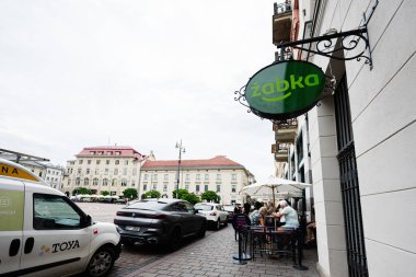 Krakow, Polonya - 8 Temmuz 2025: Polonya 'nın Krakow kentindeki ticari cadde Zabka mağazası ve şehir yaşam tarzını gösteriyor