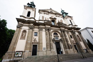 Krakow, Polonya - 08 Temmuz 2025: Krakow, Polonya 'da karmaşık mimari detaylarla dolu tarihi St. Anne Kilisesi.