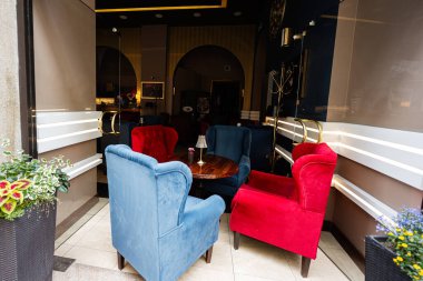 Krakow, Polonya - 08 Temmuz 2025: Krakow Polonya 'da renkli koltukların şık iç görünümü