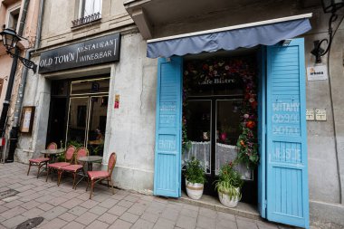 Krakow, Polonya - 8 Temmuz 2025: Krakow 'da açık hava oturma ve çiçek dekoru sunan eski bir restoran ve kafe.