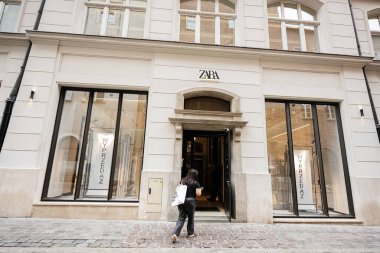 Krakow, Polonya - 08 Temmuz 2025: Krakow 'da lüks bir Zara moda mağazasının cephesi, indirimli reklamlar sergileniyor.