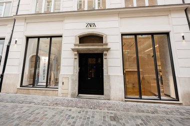 Krakow, Polonya - 8 Temmuz 2025: Krakow Zara tarihi ambiyansı ve kaldırım taşı sokak ile modern mimarinin ön cephesi.