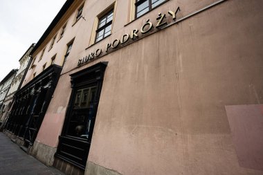 Krakow, Polonya - 08 Temmuz 2025: Polonya 'nın Krakow kentindeki tarihi bir sokakta bir seyahat acentesi cephesi